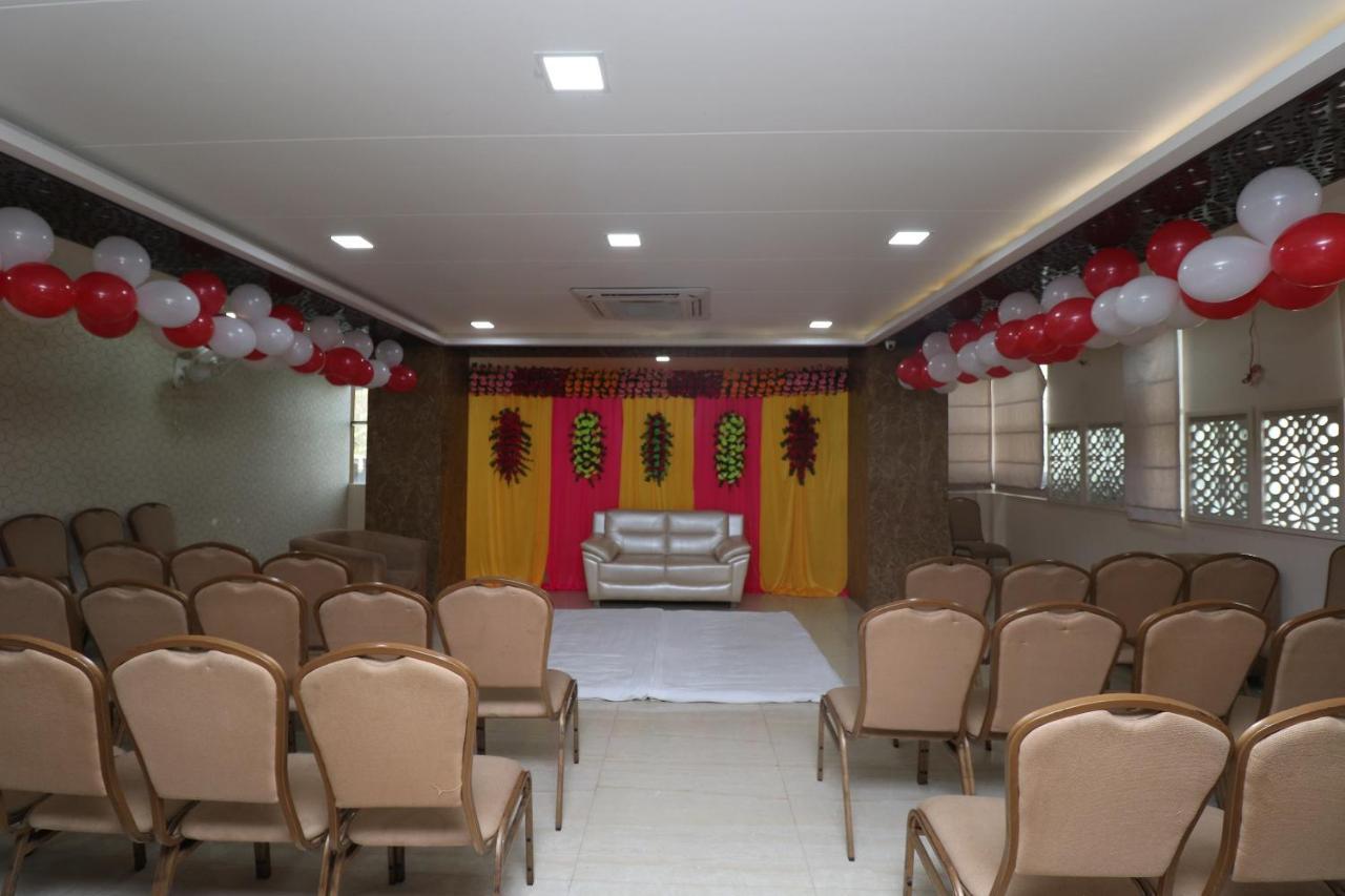 Oyo 29382 Golden Laurel Inn Deoria Exterior foto
